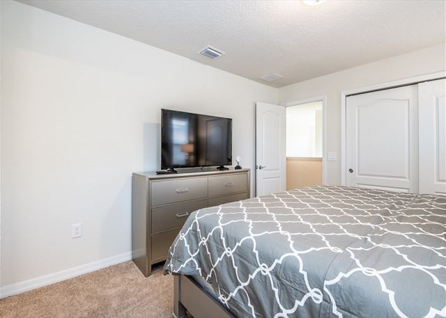 8 Bedroom Windsor at Westside Getaway. 8891