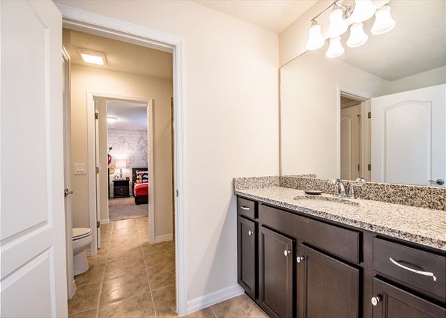 8 Bedroom Windsor at Westside Getaway. 8891