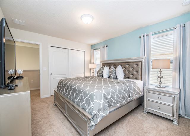 8 Bedroom Windsor at Westside Getaway. 8891