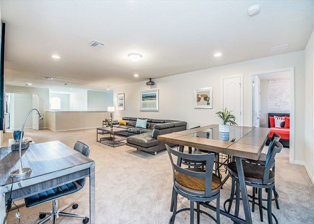 8 Bedroom Windsor at Westside Getaway. 8891