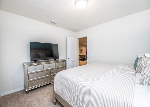 8 Bedroom Windsor at Westside Getaway. 8891
